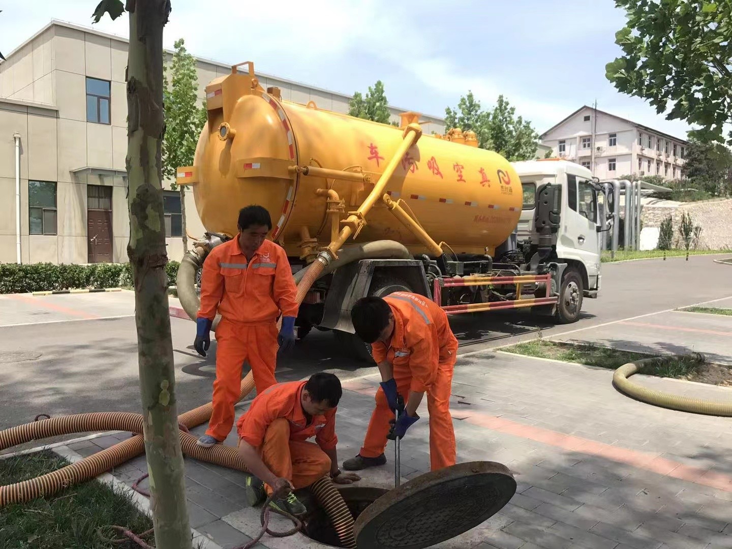巴马化粪池清理与5-8吨吸粪车施工效率分析